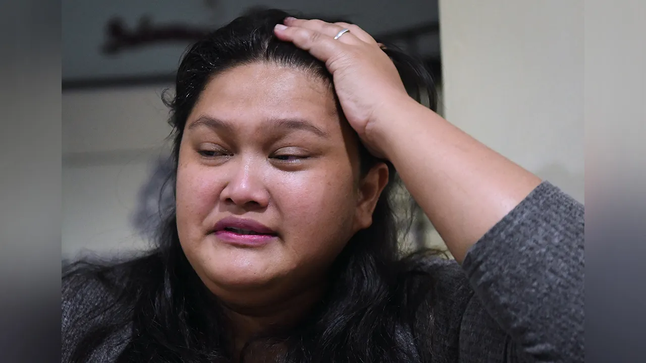 PETALING JAYA, 2 Feb -- Wanita yang menggunakan profil Facebook ‘Ratu Naga’ atau nama sebenarnya Syarul Ema Rena Abu Samah ketika ditemui media sejurus keluar selepas memberi keterangan berhubung penyebaran video melibatkan isu pengundi warga Bangladesh di Ibu Pejabat Polis Daerah Petaling Jaya hari ini. Syarul Ema Rena tiba di Bahagian Jenayah Komersial itu pada 9.50 pagi bagi memberi keterangan kepada pihak Polis dan Suruhanjaya Komunikasi dan Multimedia Malaysia (SKMM). --fotoBERNAMA (2018) HAK CIPTA TER