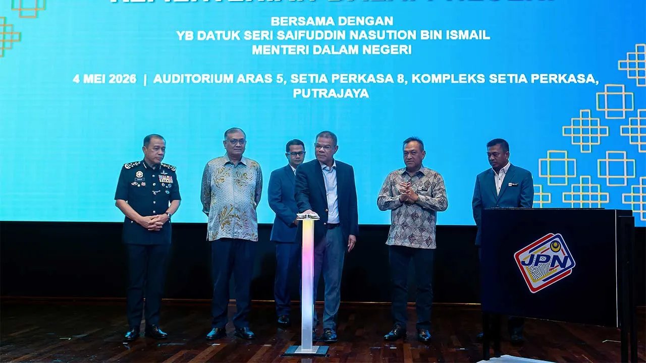 PUTRAJAYA, 4 Mei -- Menteri Dalam Negeri Datuk Seri Saifuddin Nasution Ismail ketika (tengah) merasmikan mySUWa dan Inisiatif Transformasi JPN pada Perhimpunan Bulanan Kementerian Dalam Negeri (KDN) Bagi Bulan Mei 2026 di Auditorium Setia Perkasa, Kompleks Setia Perkasa hari ini.  Turut hadir Timbalan Menteri Dalam Negeri Datuk Seri Dr Shamsul Anuar Nasarah (dua, kiri), Ketua Setiausaha KDN Datuk Dr Awang Alik Jeman (dua, kanan) dan Ketua Polis Negara Datuk Seri Mohd Khalid Ismail (kiri).  --fotoBERNAMA (20
