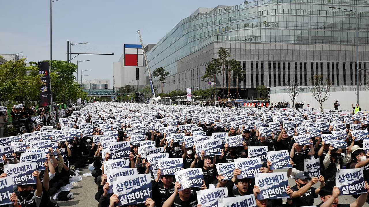  Samsung Electronics’ labour union members chant slogans during a protest against company’s compensation levels ahead of a planned lengthy strike in front of Samsung Electronics semiconductor plant in Pyeongtaek, South Korea, April 23, 2026. REUTERS/Kim Hong-Ji/File Photo