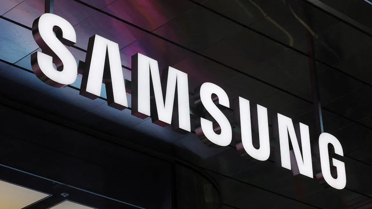 The logo of Samsung Electronics is seen at the company's store in Seoul, South Korea, April 15, 2025. REUTERS/Kim Hong-Ji/File Photo