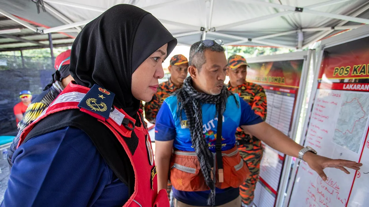 TAPAH, 28 Mei -- Pengarah Jabatan Bomba dan Penyelamat Malaysia (JBPM) Perak Datuk Sayani Saidon (kiri) mendengar penerangan dari Malim Perhutanan Negeri Perak Muzafar Mohamad (kanan) ketika hadir pada sidang media dan meninjau Pos Kawalan Bomba (PKB) di Pos Kuala Poh, di sini, hari ini.  Operasi mencari dan menyelamat (SAR) pendaki wanita, Jaslinda Saludin, 49, yang dilaporkan hilang ketika mendaki Gunung Batu Putih, di sini, pada 23 Mei lalu, akan memberi tumpuan sekitar jajaran Sungai Ayer Busok, diperca