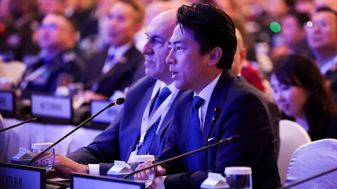 Japanese Defense Minister Shinjiro Koizumi asks a question to U.S. Secretary of Defense Pete Hegseth at the IISS Shangri-La Dialogue security summit in Singapore, May 30, 2026. REUTERS/Edgar Su