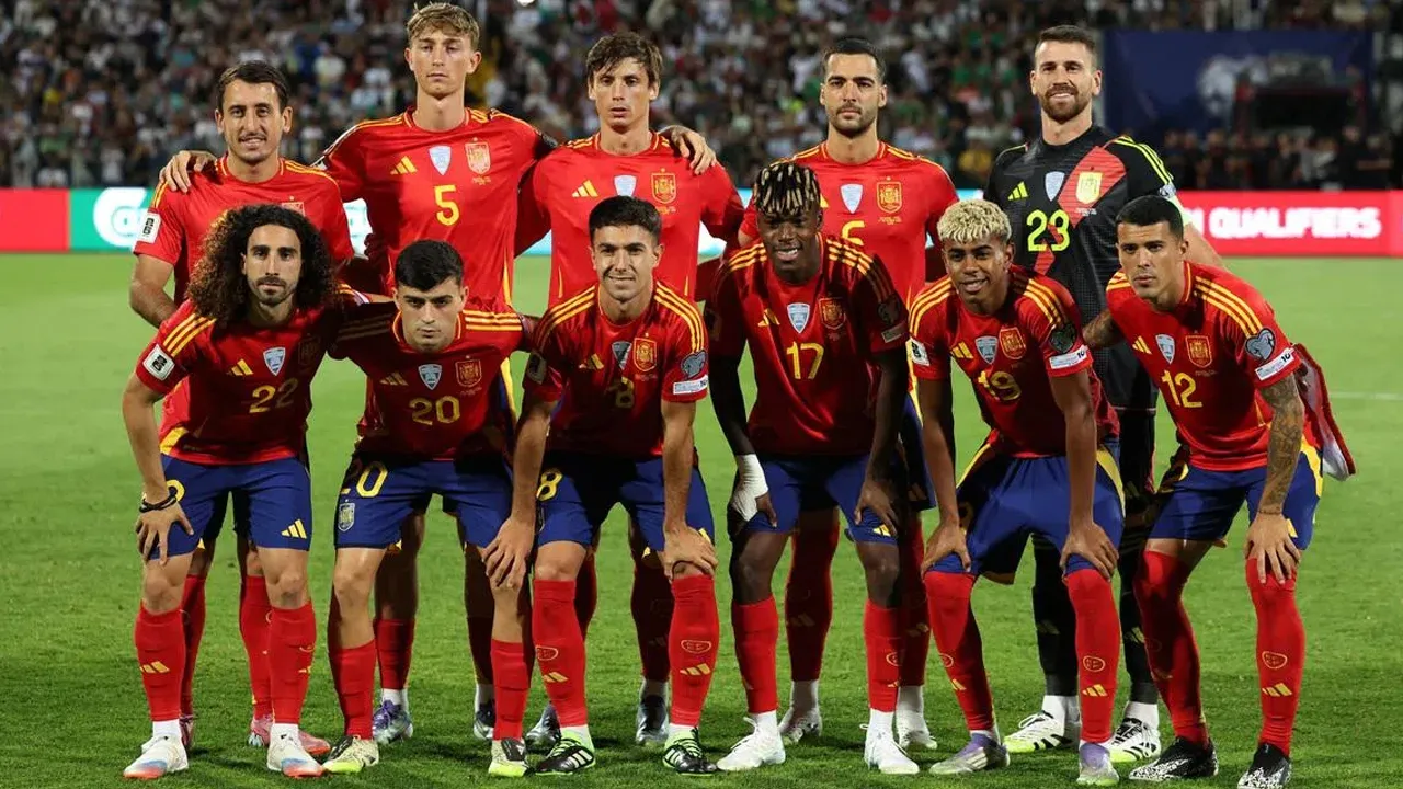 FILE PHOTO: Soccer Football - World Cup - UEFA Qualifiers - Group E - Bulgaria v Spain - Vasil Levski National Stadium, Sofia, Bulgaria - September 4, 2025 Spain players pose for a team group photo before the match REUTERS/Stoyan Nenov/File photo