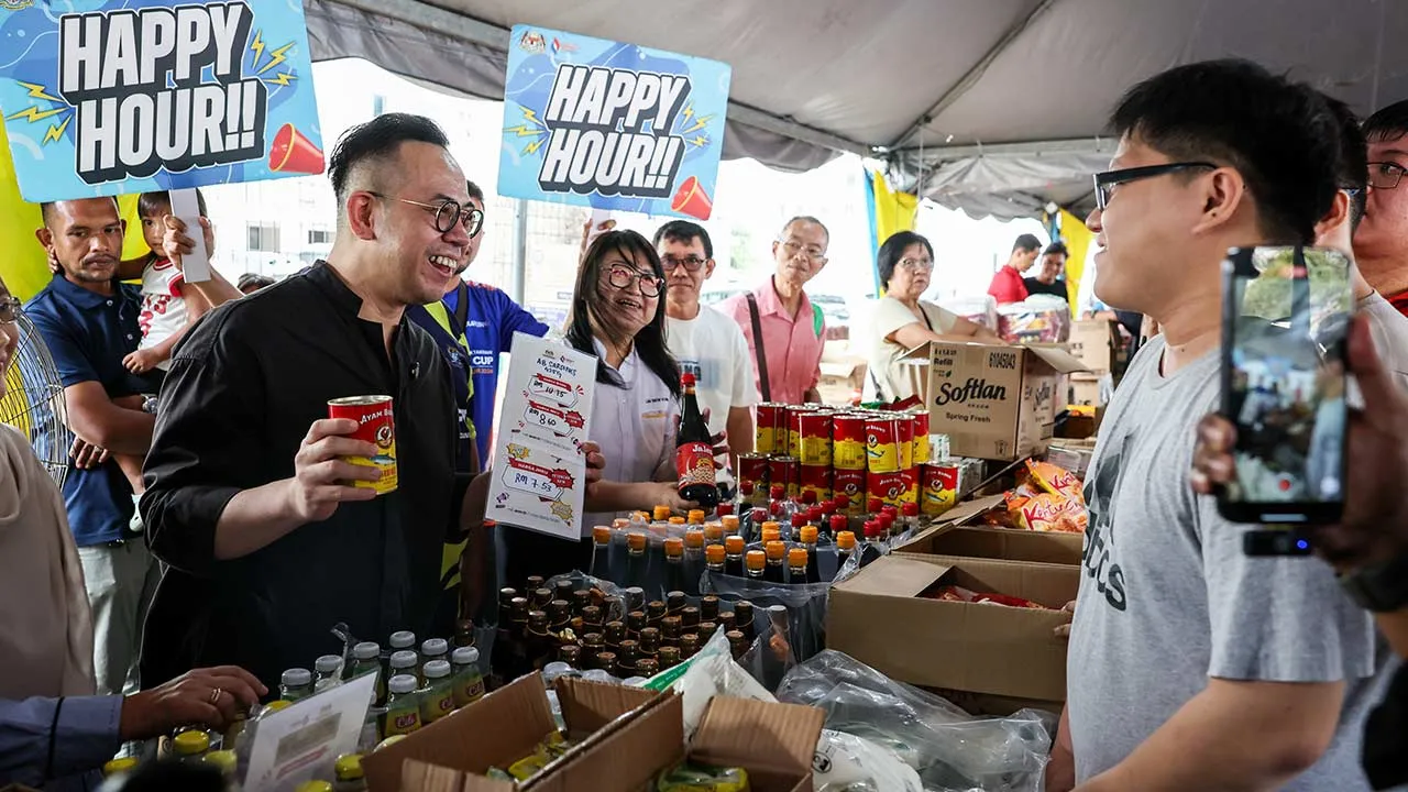 GEORGE TOWN, 24 Mei -- Menteri Pembangunan Usahawan dan Koperasi (KUSKOP) Steven Sim Chee Keong (kiri) beramah mesra dengan orang ramai selepas mengumumkan harga diskaun pada Program Jualan MADANI Koperasi (JMK) KUSKOP 2026 @ DUN Sungai Pinang di Gelanggang Bola Keranjang, Lebuh Sungai Pinang 1 hari ini.  -- fotoBERNAMA (2026) HAK CIPTA TERPELIHARA