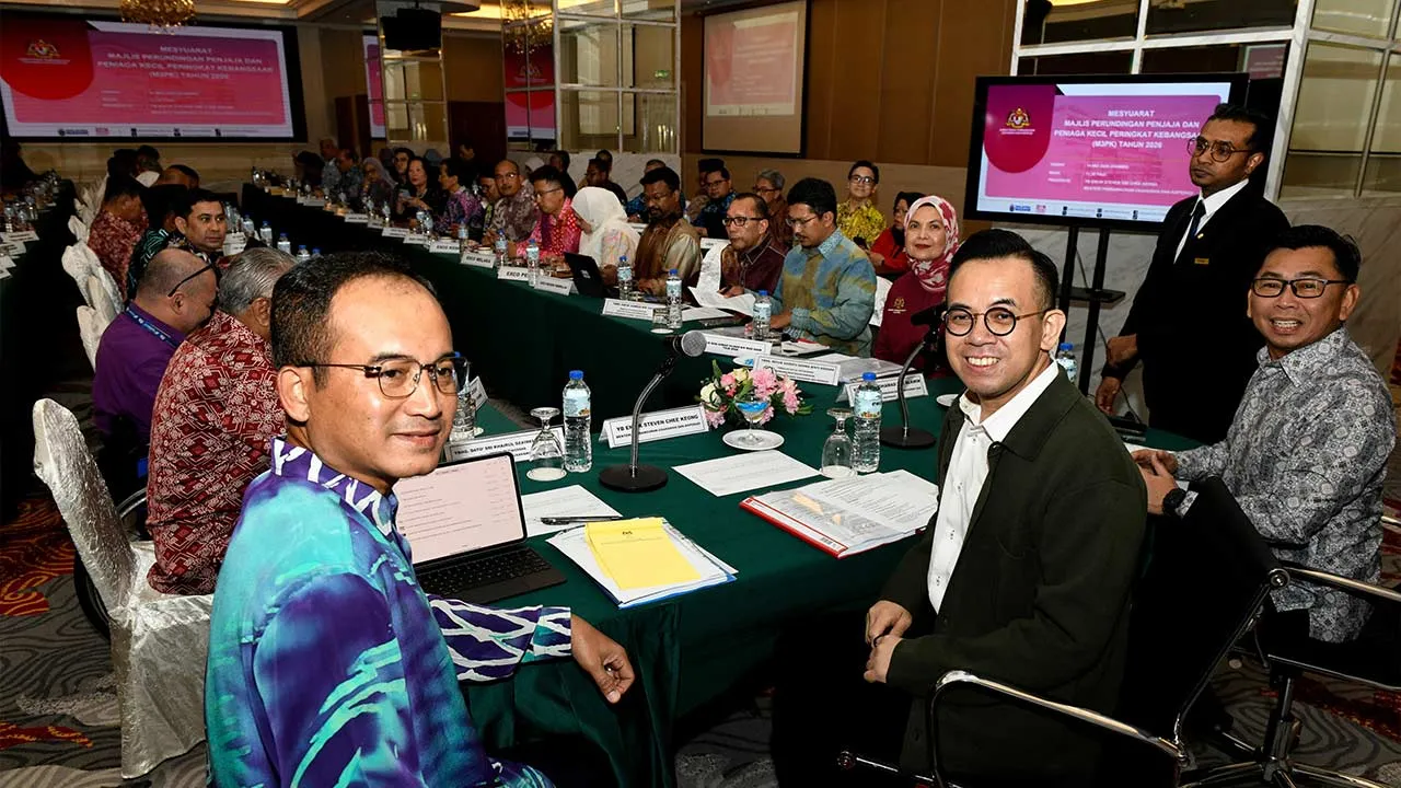 GEORGE TOWN, 14 Mei -- Menteri Pembangunan Usahawan dan Koperasi Steven Sim (tengah) mempengerusikan Mesyuarat Majlis Perundingan Penjaja dan Peniaga Kecil Peringkat Kebangsaan di sini hari ini.  --fotoBERNAMA (2026) HAK CIPTA TERPELIHARA