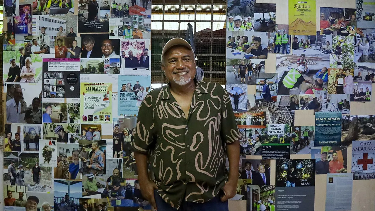 LANGKAWI, 15 Mei -- Seniman veteran Suhaimi Fadzir, 60, menunjukkan sebahagian karya seni eksperimentalnya di Studio Puyu, Kampung Bohor Merah baru-baru ini.  Seniman kelahiran Gerik, Perak yang mula aktif berkarya pada era 1980-an itu berkata kewujudan Studio Puyu tersebut bermula tanpa dirancang ketika beliau terlibat dalam projek mengubah suai sebuah resort terkemuka di pulau legenda ini.  Berbekalkan latar belakang dalam bidang seni bina, tugasan itu membawanya ke Langkawi, namun keperluan untuk berkary