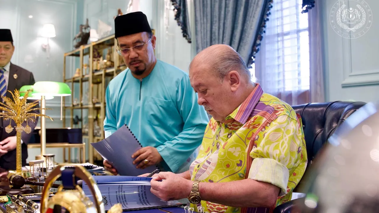KDYMM SPB Yang di-Pertuan Agong Sultan Ibrahim berkenan menerima persembahan laporan pembinaan masjid-masjid baharu di Johor.  -- FB Sultan Ibrahim Sultan Iskandar