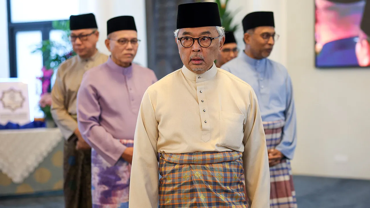 KUANTAN, 6 Mac -- Sultan Pahang Al-Sultan Abdullah Ri’ayatuddin Al-Mustafa Billah Shah pada Majlis Pengisytiharan Universiti Al-Quran Al-Sultan Abdullah Ahmad Shah Pahang (UNIQSAAS) di Istana AbdulAziz, hari ini.  Turut kelihatan, Menteri Pendidikan Tinggi Datuk Seri Dr Zambry Abd Kadir (kanan), Menteri Besar Pahang Datuk Seri Wan Rosdy Wan Ismail (dua dari kiri) dan Setiausaha Kerajaan Pahang, Datuk Seri Nazri Abu Bakar (kiri).  -- fotoBERNAMA (2026) HAK CIPTA TERPELIHARA