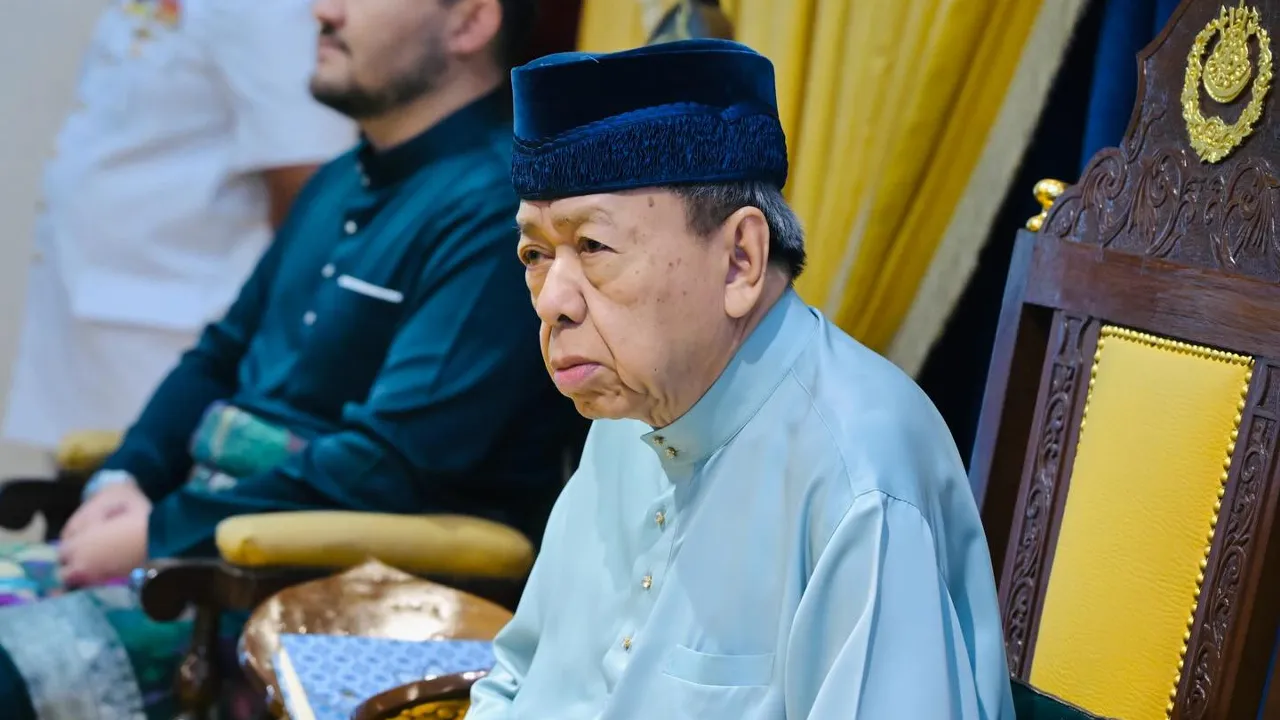 DYMM Sultan Selangor Sultan Sharafuddin Idris Shah Alhaj berkenan berangkat menyerahkan watikah pelantikan kepada 32 orang dalam satu istiadat di Bilik Singgahsana, Istana Bukit Kayangan._FB Selangor Royal Office