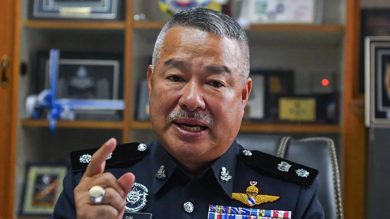 GUA MUSANG, 1 Mei -- Ketua Polis Daerah Gua Musang Supt Sik Choon Foo ditemu bual Bernama berkaitan haiwan ternakan berkeliaran tanpa kawalan di di Ibu Pejabat Polis Daerah Gua Musang baru-baru ini.  Nyawa pengguna jalan raya terus menjadi taruhan apabila haiwan ternakan berkeliaran tanpa kawalan di laluan utama jajahan ini, dengan ratusan kemalangan direkodkan saban tahun serta kerugian mencecah jutaan ringgit.  Masalah berlarutan itu bukan sahaja mengundang kerosakan harta benda dan kecederaan, malah turu