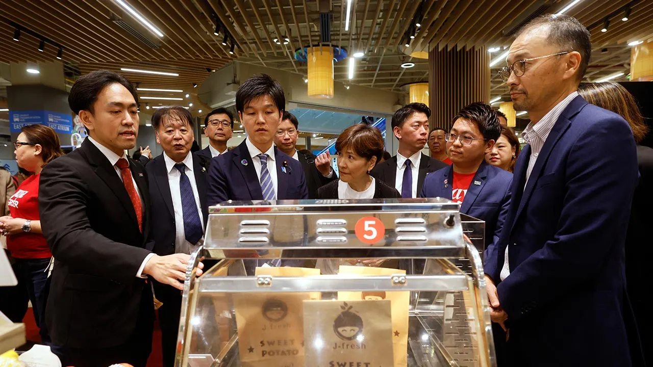 KUALA LUMPUR, May 1 — Japan’s Minister of Agriculture, Forestry and Fisheries, Suzuki Norikazu (third, left), visits Jaya Grocer LaLaport supermarket today.  -- fotoBERNAMA (2026) COPYRIGHT RESERVED