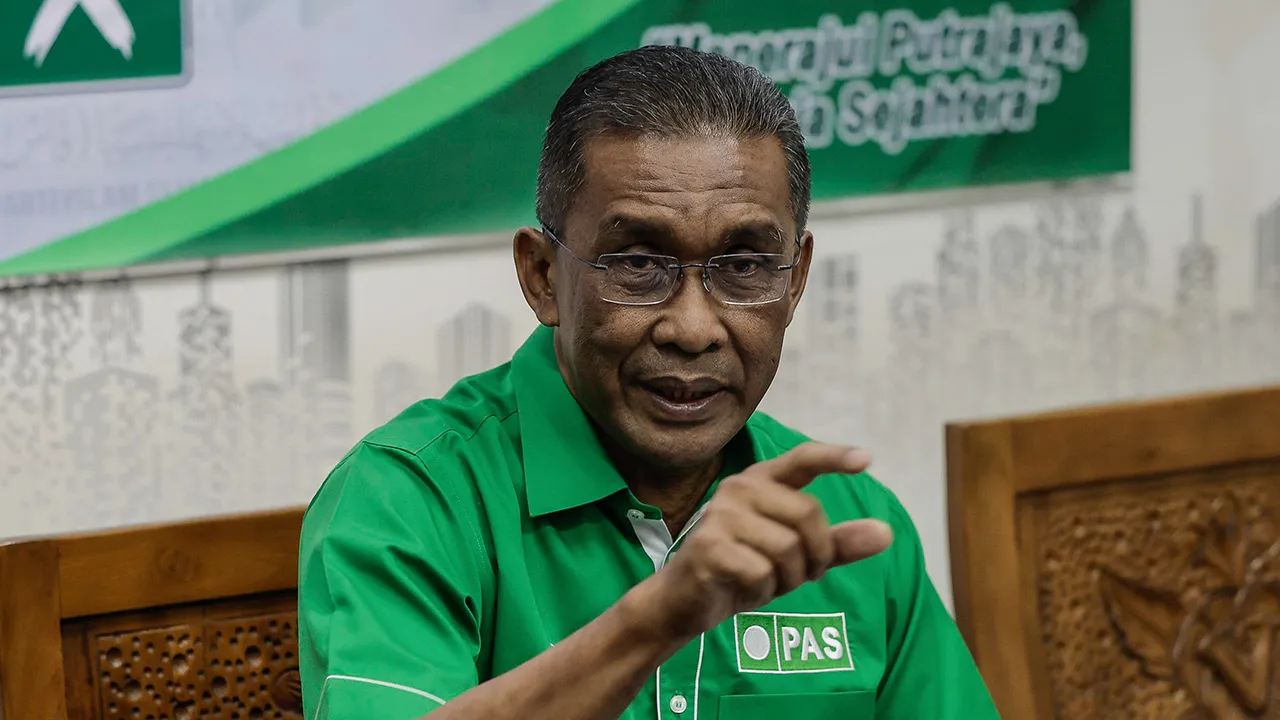 KOTA BHARU, 7 Nov -- Calon Perikatan Nasional (PN) bagi Parlimen P21 Kota Bharu Datuk Seri Takiyuddin Hassan ketika sidang media sempena Pilihan Raya Umum ke-15 (PRU15) di Pusat Khidmat Ahli Parlimen Kota Bharu hari ini.  Setiausaha Agung PAS itu akan menghadapi saingan enam penjuru di kerusi Parlimen Kota Bharu. Beliau akan ditentang oleh Dr Hafidzah Mustakim dari Pakatan Harapan, Datuk Seri Rosmadi Ismail (Barisan Nasional), Andy Tan @ Awang (Parti Rakyat Malaysia), Datuk Dr Che Musa Che Omar (Putra) dan 