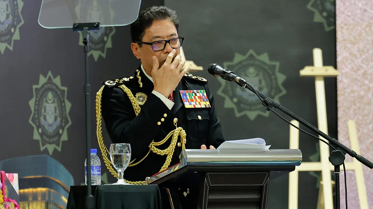 PUTRAJAYA, 12 Mei -- Ketua Pesuruhjaya Suruhanjaya Pencegahan Rasuah Malaysia (SPRM) Tan Sri Azam Baki kelihatan sebak ketika berucap pada Majlis Penghargaan Khas di Ibu Pejabat SPRM hari ini. --fotoBERNAMA (2026) HAK CIPTA TERPELIHARA