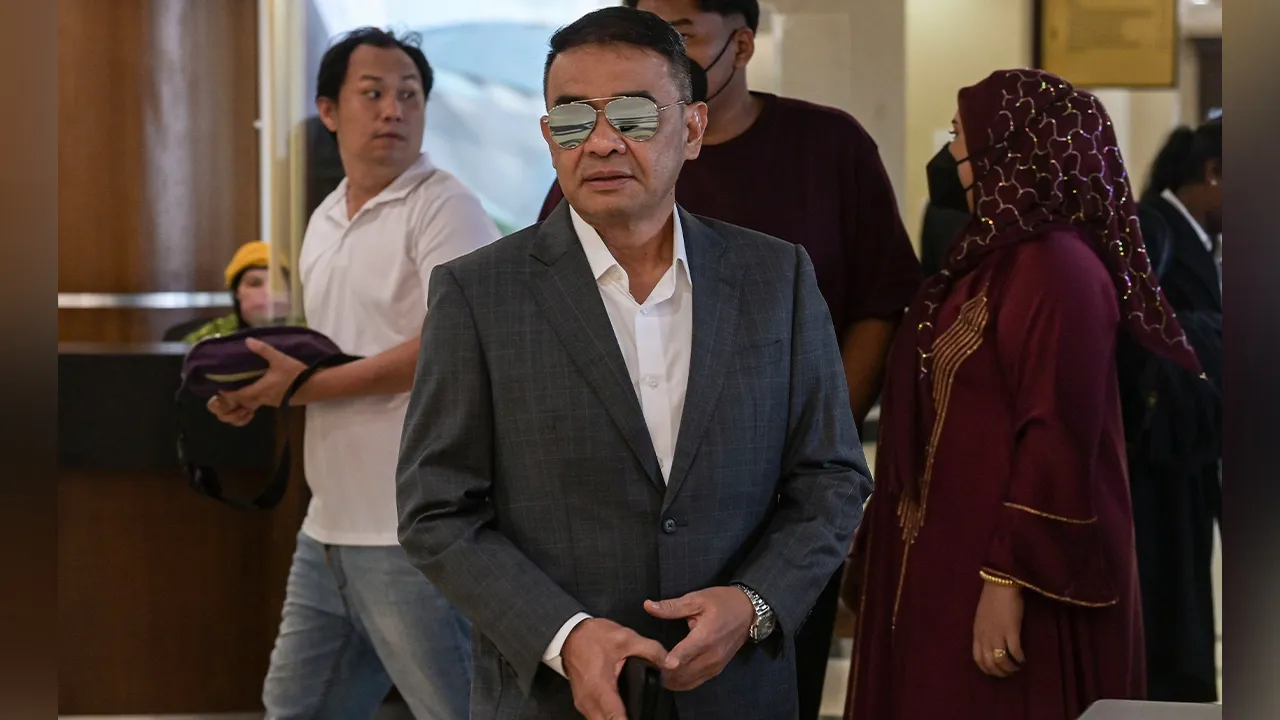 KUALA LUMPUR, 18 Mei -- Bekas Panglima Tentera Darat (PTD) Tan Sri Muhammad Hafizuddeain Jantan yang menghadapi pertuduhan menerima wang hasil daripada aktiviti haram hadir bagi prosiding sebutan kes di Mahkamah Sesyen hari ini.  -- fotoBERNAMA (2026) HAK CIPTA TERPELIHARA