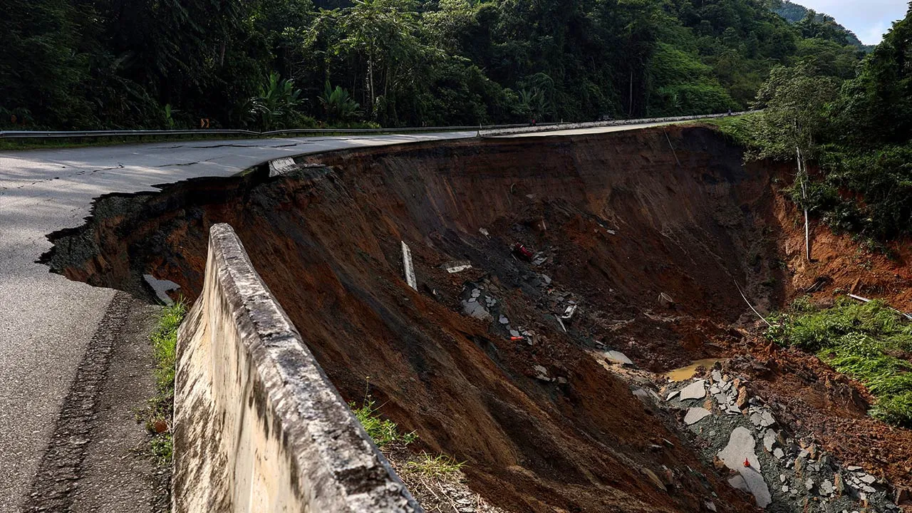 GUA MUSANG, 3 Dis -- Jalan Gua Musang-Lojing FT185 di Seksyen 107.6, berhampiran Pos Blau, ditutup sepenuhnya kepada semua kenderaan mulai hari ini susulan kejadian tanah runtuh.
