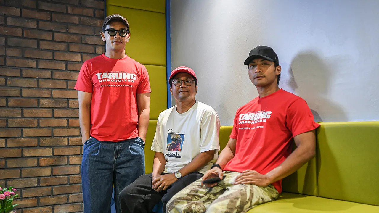 KUALA LUMPUR, 6 Mei -- Pengarah filem Razaisyam Rashid (tengah) bersama pelakon dan penerbit Aedy Ashraf (kiri) dan Amir Ahnaf (kanan) bergambar selepas menjadi tetamu jemputan dalam Program Fokus 30 topik Tarung Unforgiven di Bernama Radio semalam.  Menjelang tayangan di pawagam esok, filem Tarung: Unforgiven tampil bukan sekadar sebagai naskhah aksi, sebaliknya mengangkat konflik dalaman berkaitan ego, kesilapan lalu dan keupayaan memaafkan sebagai teras penceritaan.  -- fotoBERNAMA (2026) HAK CIPTA TERPE