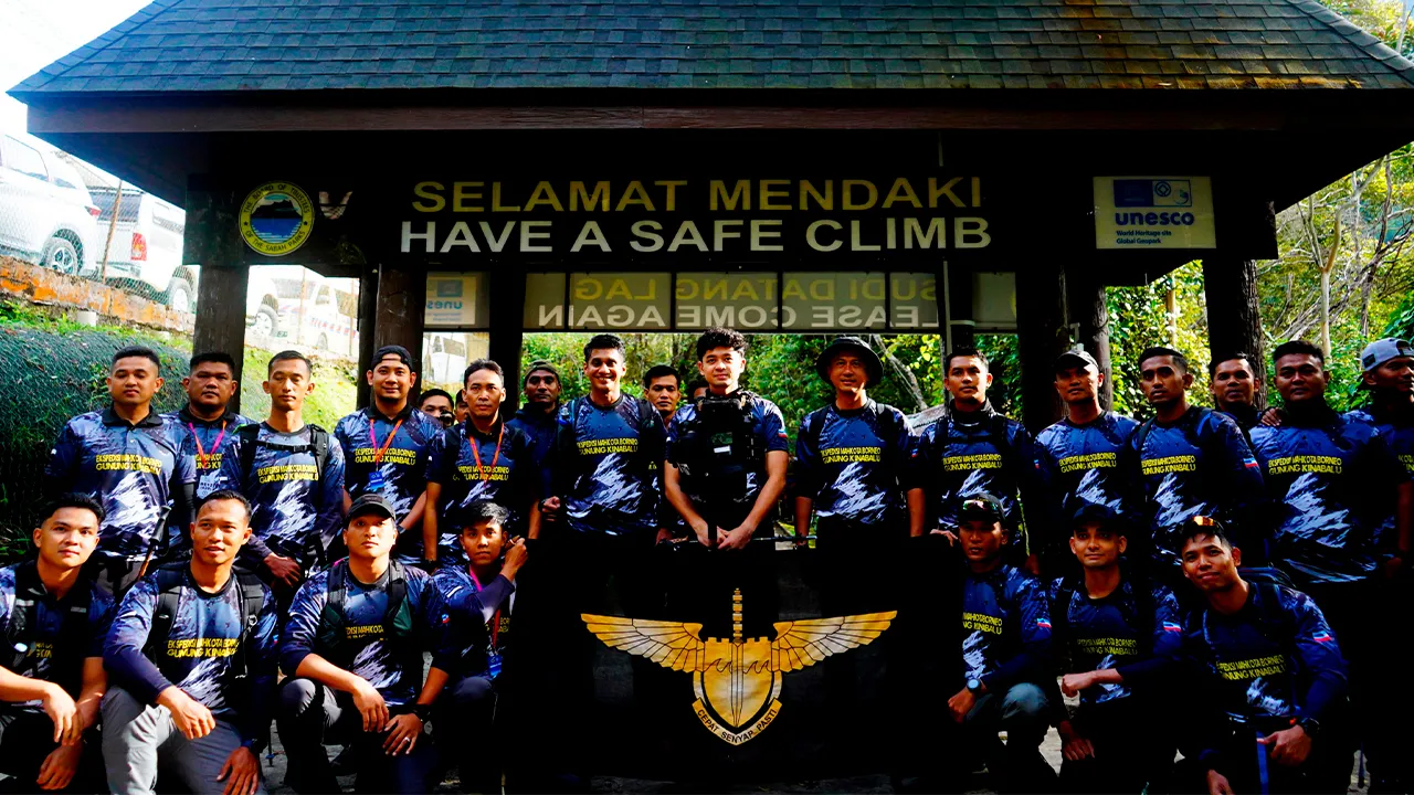 RANAU, 12 Mei -- Tengku Mahkota Pahang Tengku Hassanal Ibrahim Alam Shah Al-Sultan Abdullah Ri'ayatuddin Al-Mustafa Billah Shah memulakan pendakian ke Gunung Kinabalu sempena Ekspedisi Mahkota Borneo hari ini.  Pendakian bermula pada pukul 8.05 pagi dimulakan dengan bacaan doa selamat oleh Mufti Negeri Sabah Datuk Ustaz Bungsu @ Aziz Jaafar di Pondok Timpohon.  Baginda mengetuai rombongan pendakian yang disertai seramai 56 orang terdiri daripada pegawai dan anggota Pasukan Khas Tentera Udara Diraja Malaysia