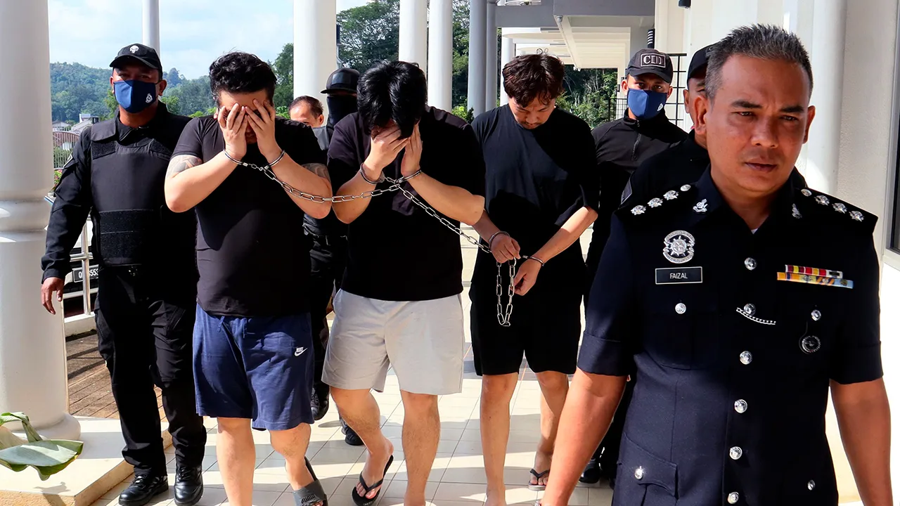 RAUB, 8 Mei -- Tiga warga Korea Selatan dihadapkan ke Mahkamah Sesyen hari ini atas pertuduhan menculik seorang lelaki di Genting Highlands pada 17 April lepas.  Bagaimanapun, pertuduhan terhadap ketiga-tiga lelaki berusia antara 28 hingga 40 tahun itu tidak dibacakan kerana mereka tidak memahami bahasa Melayu dan Inggeris.  Hakim Noor Zaihan Mohamad Ali kemudian menetapkan 18 Mei ini untuk sebutan semula kes bagi membolehkan jurubahasa bahasa Korea hadir ke mahkamah dan tidak membenarkan ikat jamin terhada