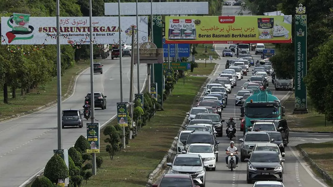 GUA MUSANG, 18 Mac -- Keadaan lalu lintas semakin sesak di Jalan Gua Musang menghala ke Kota Bharu berikutan para perantau mula pulang ke kampung halaman bagi sambutan Hari Raya Aidilfitri ketika tinjauan fotoBernama hari ini.  --fotoBERNAMA (2026) HAK CIPTA TERPELIHARA