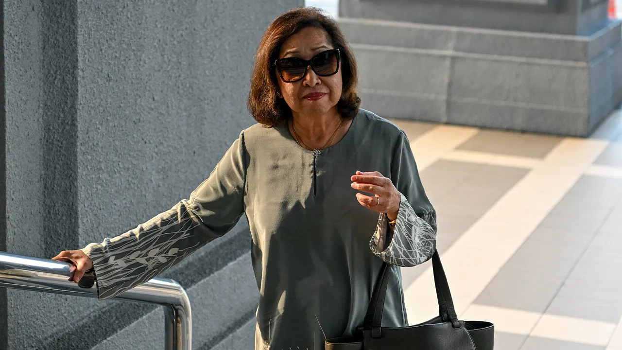 KUALA LUMPUR, 23 Sept -- Balu bekas Menteri Kewangan Allahyarham Tun Daim Zainuddin, Toh Puan Na’imah Abdul Khalid hadir di Kompleks Mahkamah Kuala Lumpur hari ini.  Pendakwaan mengemukakan rayuan terhadap keputusan Mahkamah Tinggi membenarkan permohonan Na’imah untuk menyemak keputusan Mahkamah Sesyen yang menolak permintaannya merujuk lapan persoalan undang-undang kepada Mahkamah Persekutuan berhubung pertuduhan gagal mengisytiharkan harta.  --fotoBERNAMA (2025) HAK CIPTA TERPELIHARA