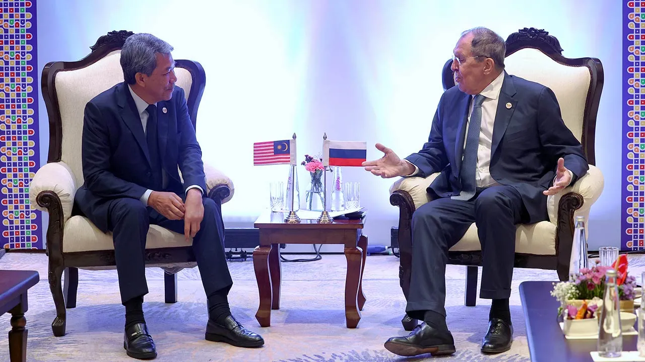 NEW DELHI, 15 Mei -- Menteri Luar Datuk Seri Mohamad Hasan mengadakan pertemuan dua hala bersama Menteri Luar Rusia Sergey Lavrov sempena Mesyuarat Menteri- Menteri Luar BRICS hari ini.