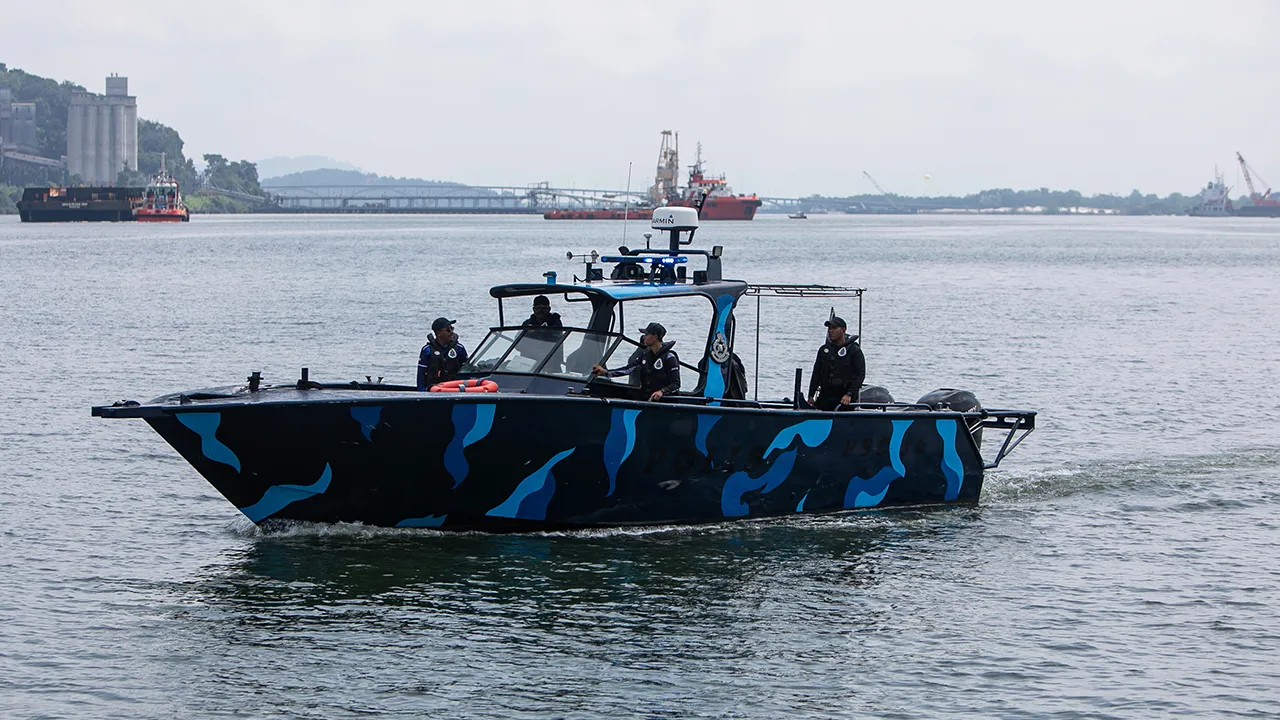 LUMUT, 13 Mei -- Anggota Pasukan Polis Marin (PPM) menjalankan Operasi mencari dan menyelamat (CARILAMAT) insiden bot membawa pendatang asing tanpa izin (PATI) ketika ditemui Bernama di Jeti APMM Kampung Acheh di sini hari ini.  Radius pencarian mangsa tragedi bot karam di Pulau Pangkor diperluaskan sehingga 343 batu nautika persegi pada hari ketiga operasi, bagi mengesan tujuh lagi pendatang asing tanpa izin (PATI) warga Indonesia yang masih hilang di kawasan perairan berkenaan.   --fotoBERNAMA (2026) HAK 