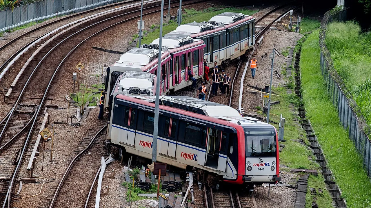 KUALA LUMPUR, 28 Mei -- Sebuah tren Laluan Ampang/Sri Petaling tergelincir ketika melalui kawasan suis landasan di Stesen Chan Sow Lin, pagi tadi sehingga menjejaskan jadual perkhidmatan laluan berkenaan.  Rapid KL dalam kenyataan hari ini memaklumkan kejadian yang berpunca daripada kerosakan suis landasan itu menyebabkan tren terbabit tidak dapat bergerak.  Pengendali pengangkutan awam itu turut mengesahkan kesahihan gambar-gambar insiden berkenaan yang sedang tular melalui media sosial.  --fotoBERNAMA (20
