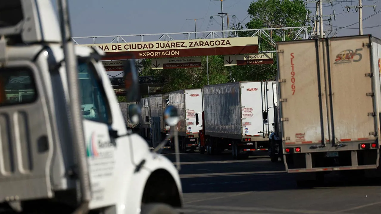 FILE PHOTO: Trucks wait in a queue at the Zaragoza-Ysleta border crossing bridge to cross into the U.S., while the governments of Mexico and the U.S. are set to begin a bilateral review of the USMCA trade agreement in mid March ahead of a joint assessment that will also include Canada, in Ciudad Juarez, Mexico March 12, 2026. REUTERS/Jose Luis Gonzalez/File Photo