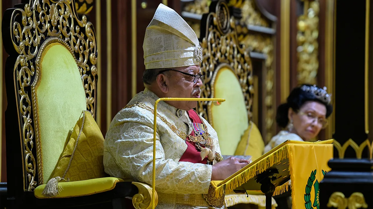 ARAU, 17 Mei -- Raja Perlis Tuanku Syed Sirajuddin Jamalullail berkenan menyampaikan titah diraja pada Majlis Istiadat Pengurniaan Darjah Kebesaran, Bintang dan Pingat Sempena Ulang Tahun Keputeraan Baginda yang ke-83 di Balairung Seri, Istana Arau hari ini.  Turut berangkat Raja Perempuan Perlis Tuanku Tengku Fauziah Abdul Rashid._BERNAMA