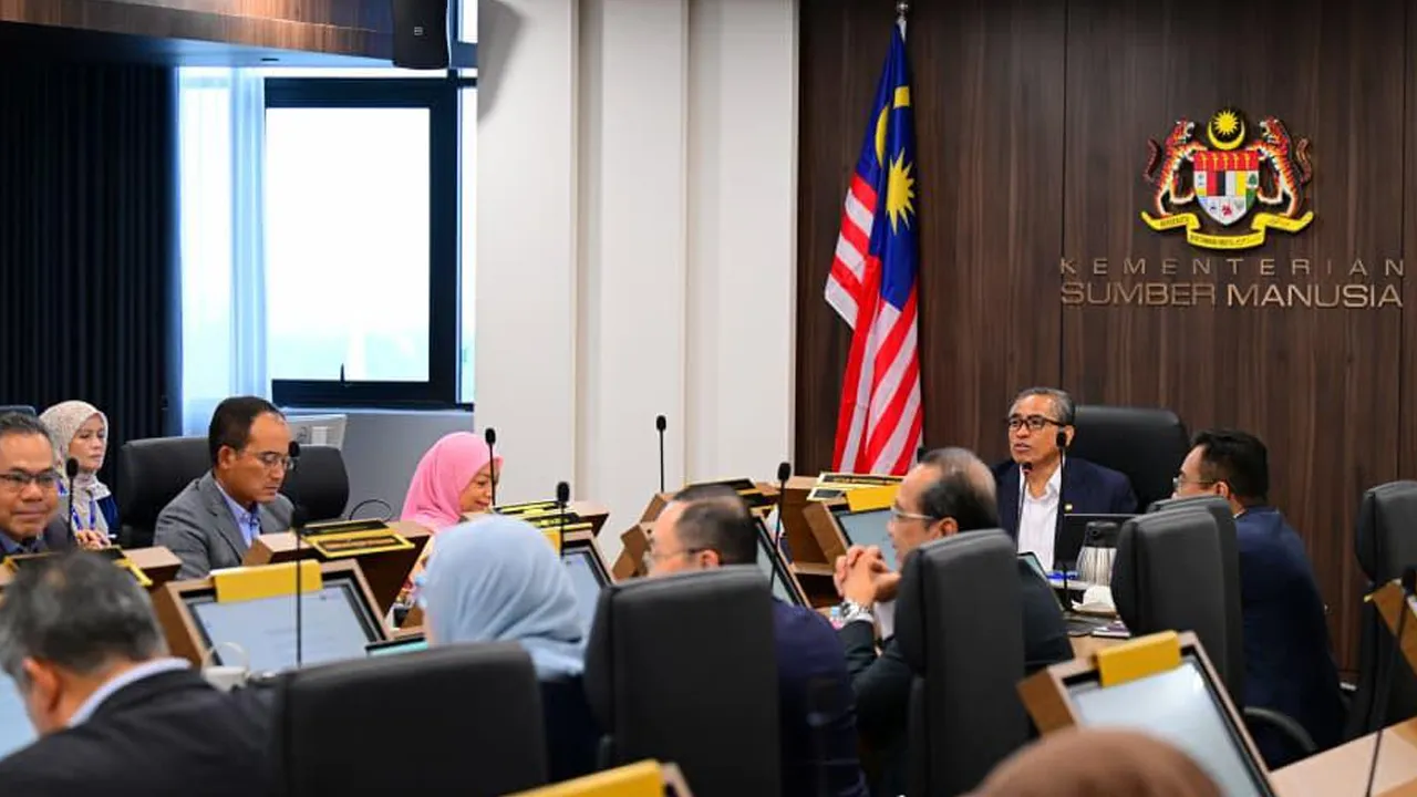 Cabaran utama TVET di Malaysia kini bukan lagi sekadar mewujudkan peluang pekerjaan, tetapi memastikan pekerjaan yang diwujudkan adalah berkualiti tinggi, berproduktiviti dan menawarkan pendapatan yang lebih baik kepada pekerja.
