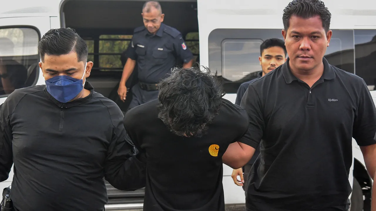 KOTA BHARU, 12 Mei -- Seorang pemuda didakwa di Mahkamah Majistret di sini hari ini atas pertuduhan membunuh seorang penuntut kolej wanita, kira-kira dua minggu lepas.  Muhammad Hazim Muhammad, 19, hanya mengangguk faham selepas pertuduhan dibacakan di hadapan Majistret Rais Imran Hamid, namun tiada pengakuan direkodkan kerana kes bunuh berada di bawah bidang kuasa Mahkamah Tinggi.  --fotoBERNAMA (2026) HAK CIPTA TERPELIHARA