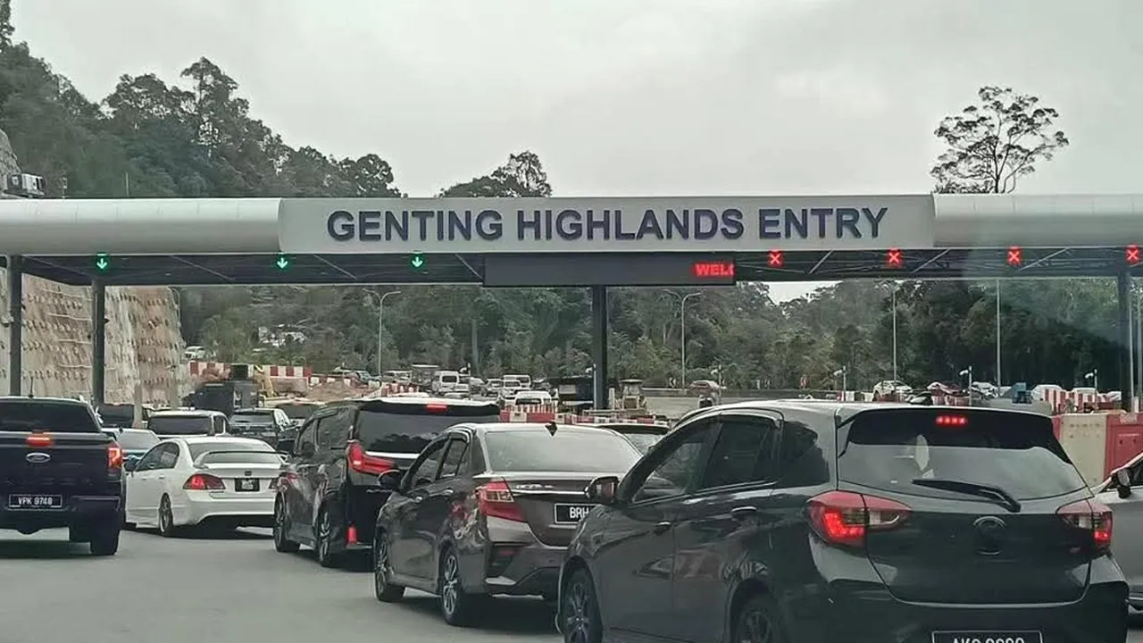 Pintu masuk gerbang tol Genting Highlands. Sebelum ini percuma, namun tidak lama lagi akan dikenakan bayaran.