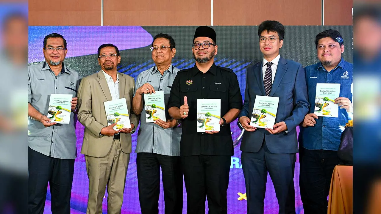 NILAI, 4 Mei -- Pro Canselor Universiti Sains Islam Malaysia (USIM)Tunku Zain Al-Abidin Tuanku Muhriz (dua, kanan) bersama Menteri di Jabatan Perdana Menteri (Hal Ehwal Agama), Senator Dr Zulkifli Hasan (tiga, kanan) menunjukkan Buku Modul dan Kursus Akademi Seni Media Islam (ASMI) pada majlis perasmian buku itu di Dewan Tuanku Canselor USIM, hari ini.  --fotoBERNAMA (2026) HAK CIPTA TERPELIHARA