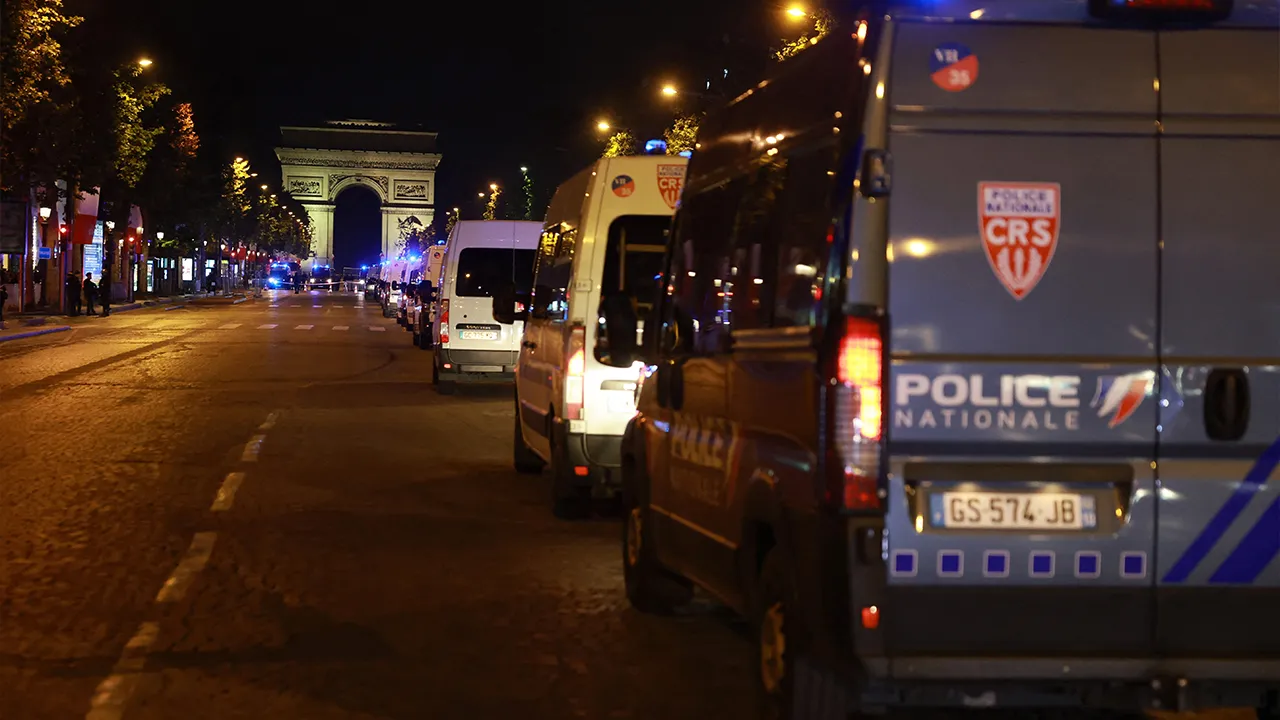 Soccer Football - UEFA Champions League - Semi Final - Second Leg - Paris St Germain fans gather in Paris - Paris, France - May 6, 2026 Police vans are seen near the Arc de Triomphe after Paris St Germain won the semi final match against Bayern Munich REUTERS/Stephanie Lecocq