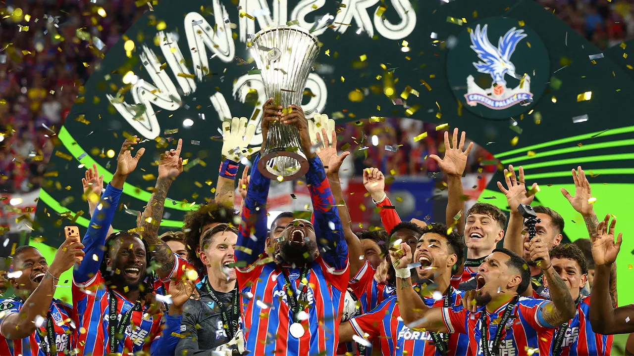 Soccer Football - UEFA Conference League - Final - Crystal Palace v Rayo Vallecano - Red Bull Arena, Leipzig, Germany - May 27, 2026 Crystal Palace's Jean-Philippe Mateta lifts the trophy as he celebrates with teammates after winning the UEFA Conference League REUTERS/Lisi Niesner TPX IMAGES OF THE DAY