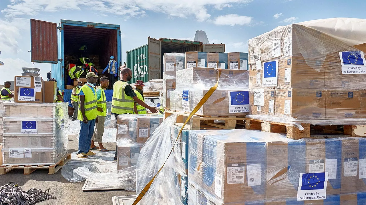 FILE PHOTO: UNICEF staff and airport workers load trucks with aid from the European Civil Protection and Humanitarian Aid Operations (ECHO) for the Ebola outbreak caused by the Bundibugyo strain, at Bunia National Airport in Bunia, Ituri province, Democratic Republic of Congo, May 28, 2026. REUTERS/Gradel Muyisa Mumbere/File Photo