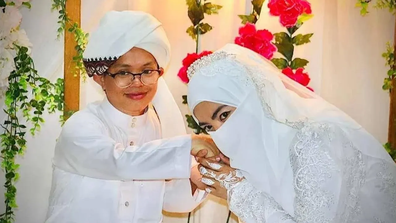 Ustaz Muhammad Abdullah, 33, atau lebih dikenali sebagai Ustaz Mad Kecik selamat melangsungkan perkahwinan bersama pasangannya, Nor Suhada Mohd Azam, 26, pada Jumaat. Foto: Facebook Ustaz Muhammad Bin Abdullah - UMA -- SINAR HARIAN