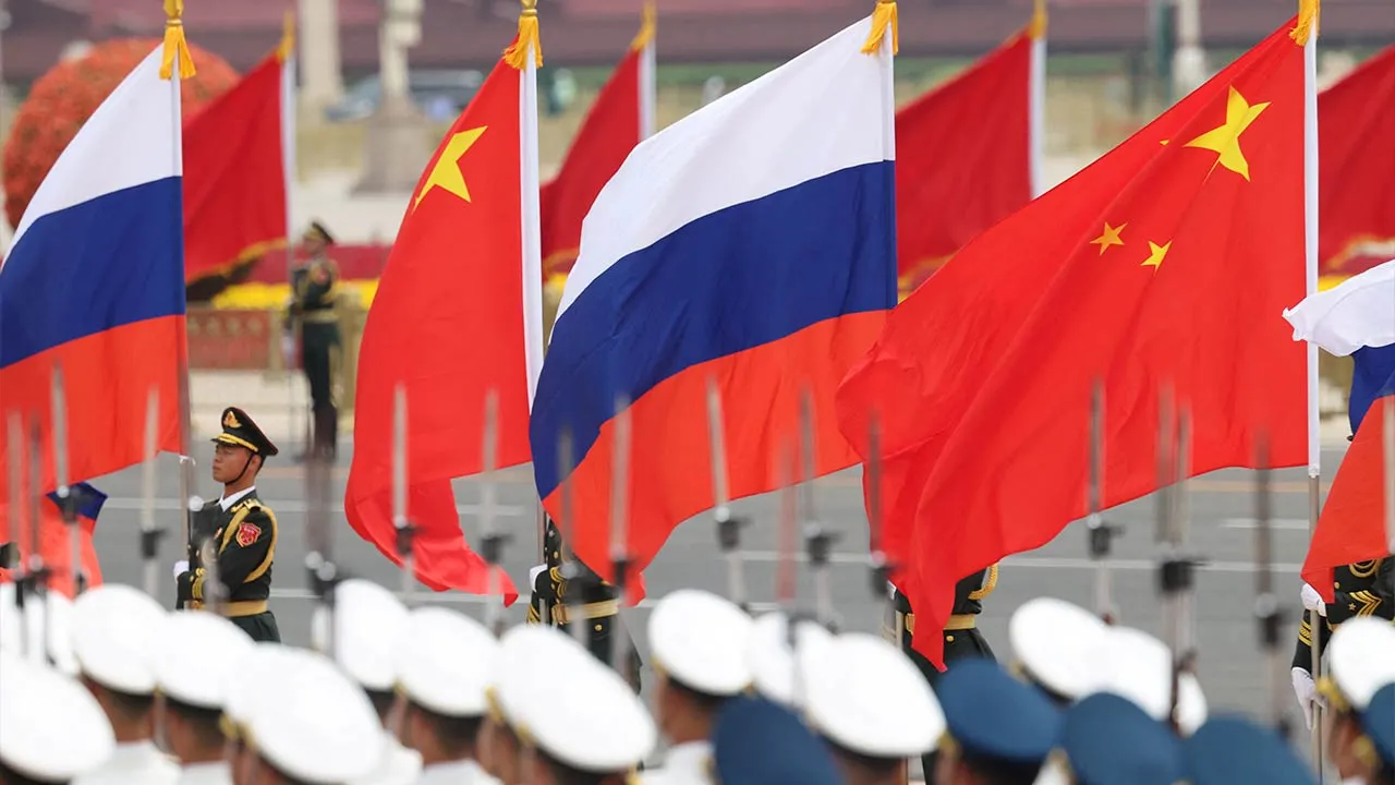 Chinese People's Liberation Army (PLA) honor guards hold Chinese and Russian flags ahead of a welcoming ceremony for Russian President Vladimir Putin at the Great Hall of the People in Beijing, China May 20, 2026. REUTERS/Maxim Shemetov/Pool