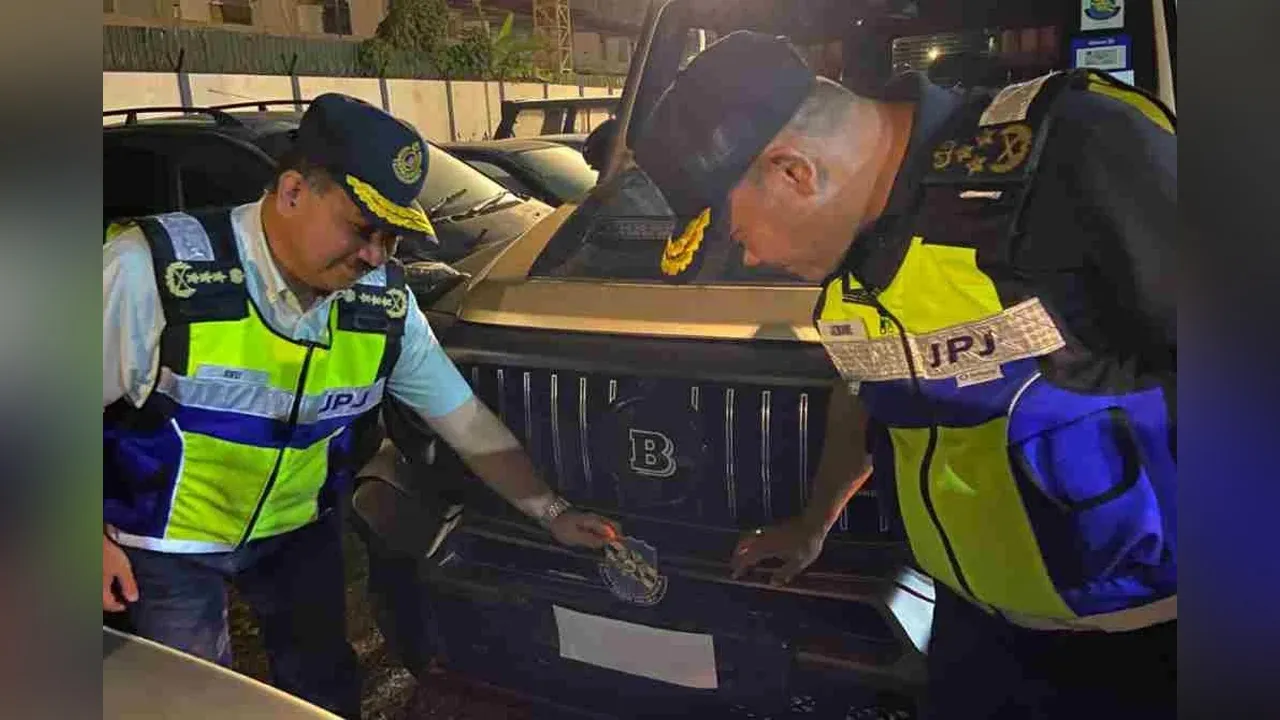 KUALA LUMPUR - Kenderaan mewah jenis Toyota Vellfire dan Mercedes Benz Brabus AMG masing-masing milik bekas pemain bola sepak kebangsaan serta pakar motivasi keusahawanan bergelar Datuk disita Jabatan Pengangkutan Jalan (JPJ) menerusi Op Luxury.