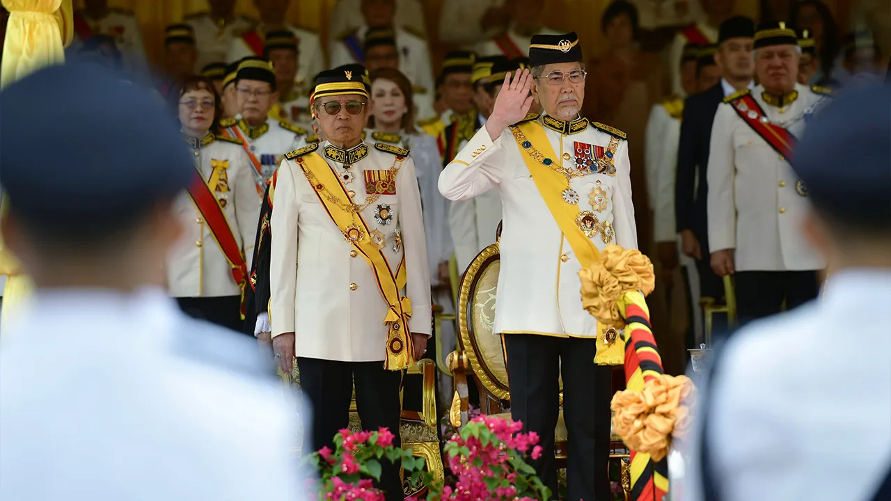 KUCHING, 11 Mei -- Yang Dipertua Negeri Sarawak Tun Dr Wan Junaidi Tuanku Jaafar memberi tabik hormat kepada kawalan kehormatan PDRM pada perasmian Istiadat Pembukaan Penggal Kelima Dewan Undangan Negeri Sarawak di Dataran Perbarisan Dewan Undangan Negeri Sarawak, hari ini.  Turut hadir Premier Sarawak Tan Sri Abang Johari Tun Openg_BERNAMA