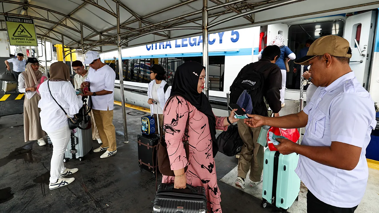 JOHOR BAHRU, 26 Mei -- Warga Indonesia yang bekerja di negara ini mula pulang ke kampung halaman masing-masing bagi menyambut Aidiladha dengan menggunakan perkhidmatan feri ketika tinjauan di Terminal Feri Antarabangsa Stulang Laut hari ini.  Suasana di terminal berkenaan mula dikunjungi warga Indonesia seawal 6 pagi yang membawa pelbagai barangan keperluan sebagai persiapan pulang ke kampung, khususnya menuju ke Batam dan Tanjung Pinang.  --fotoBERNAMA (2026) HAK CIPTA TERPELIHARA