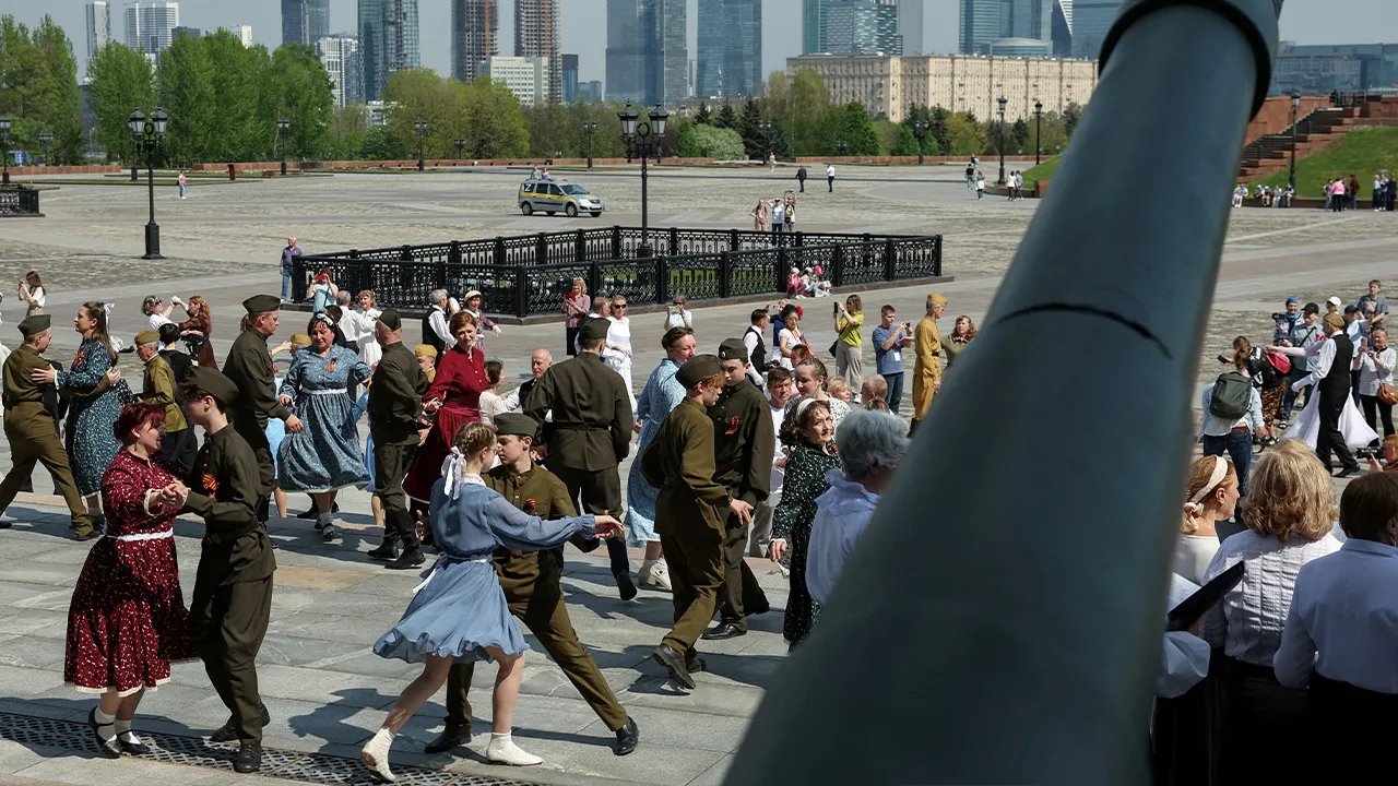 Participants dance during the Waltz of Victory event, held to recreate the atmosphere of spring 1945 and celebrate the upcoming Victory Day, which marks the anniversary of the defeat of Nazi Germany in World War Two, in Moscow, Russia, May 7, 2026. REUTERS/Ramil Sitdikov TPX IMAGES OF THE DAY
