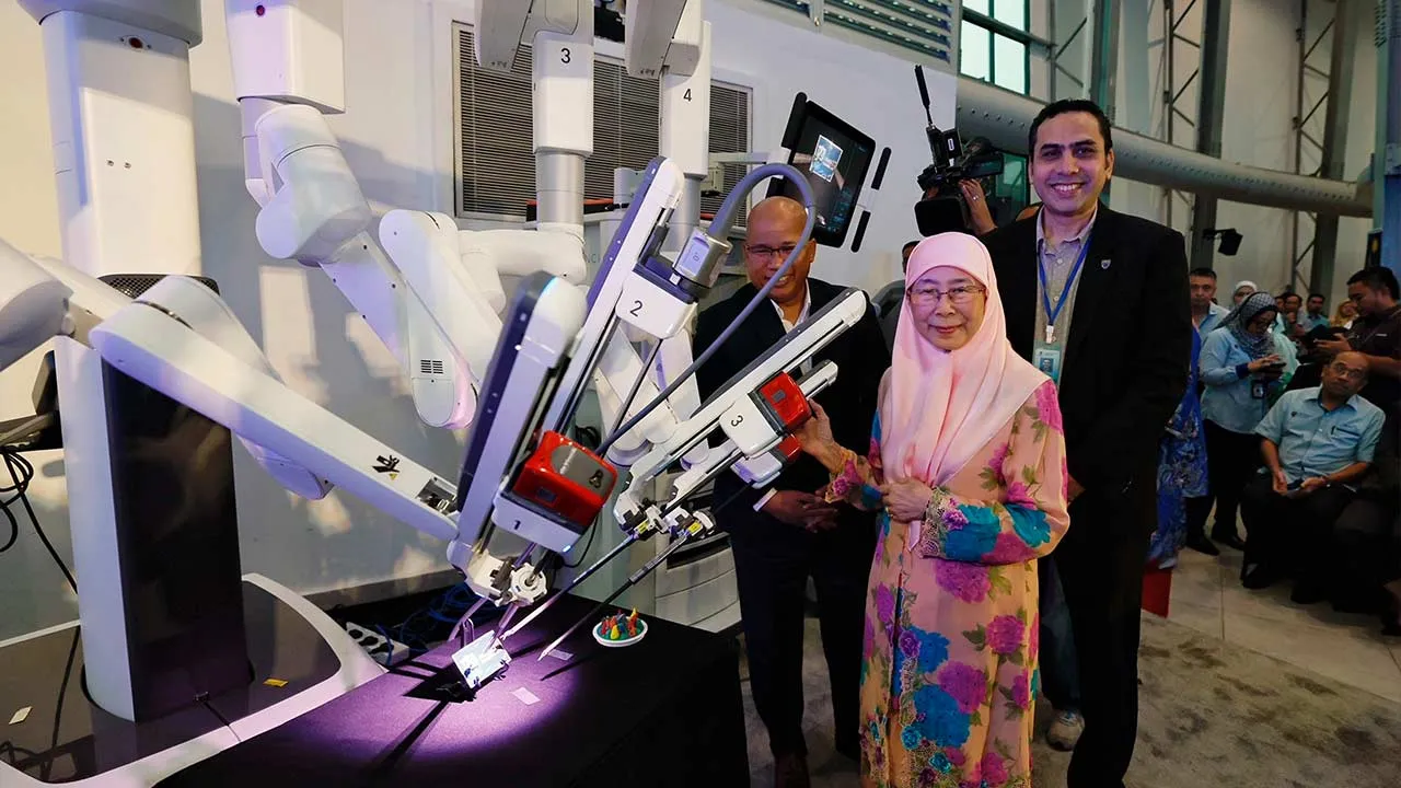 KUALA LUMPUR, 6 Mei -- Isteri Perdana Menteri, Datuk Seri Dr Wan Azizah Wan Ismail, hadir pada Majlis Perasmian Sambutan Robotic Surgery Anniversary 1.0 di Pusat Perubatan Universiti Malaya (PPUM), hari ini.  PPUM meraikan ulang tahun pertama pelaksanaan pembedahan robotik bagi rawatan kanser payudara di Malaysia.  Turut hadir Naib Canselor Universiti Malaya (UM), Prof Datuk Seri Dr Noor Azuan Abu Osman (kiri).  --fotoBERNAMA (2026) HAK CIPTA TERPELIHARA