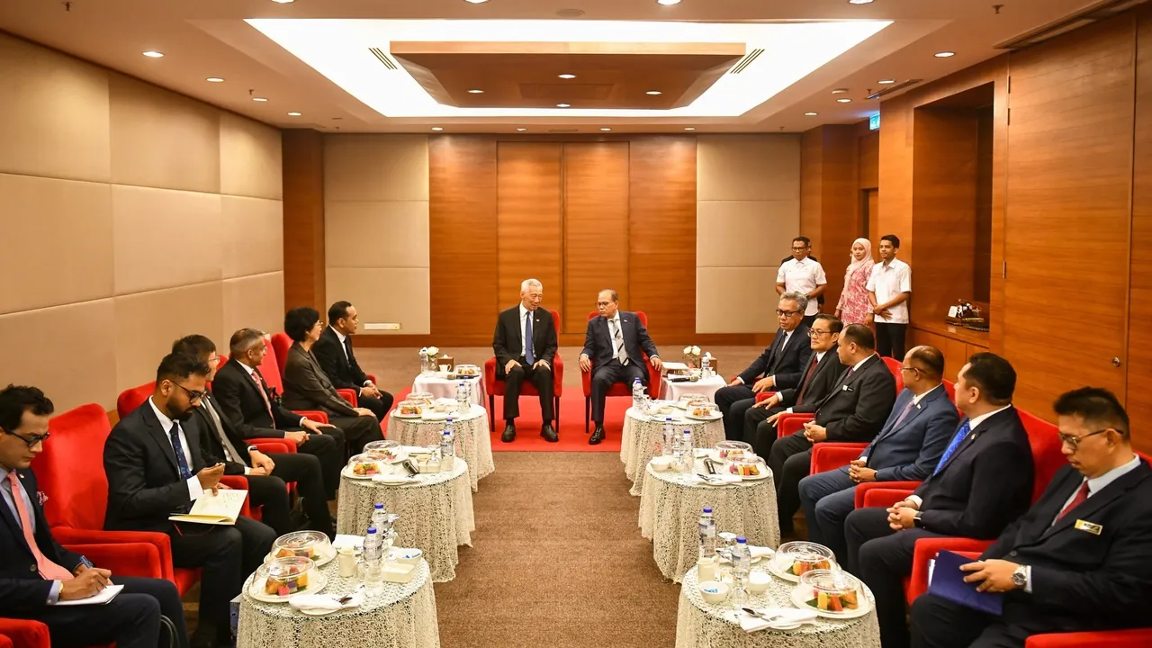  Pagi ini saya menerima kunjung hormat daripada Delegasi Singapura yang diketuai oleh Menteri Kanan Singapura, Tuan Lee Hsien Loong.  Turut bersama dalam kunjungan ini ialah Menteri Negara di Kementerian Hal Ehwal Luar dan Kementerian Pembangunan Sosial dan Keluarga Singapura, Tuan Zhulkarnain Abdul Rahim; Ahli Parlimen Singapura, Cik Joan Pereira; Pesuruhjaya Tinggi Singapura di Malaysia, Tuan Vanu Gopala Menon dan barisan pegawai Kementerian Hal Ehwal Luar Singapura.  Manakala kepimpinan Kerajaan negeri P