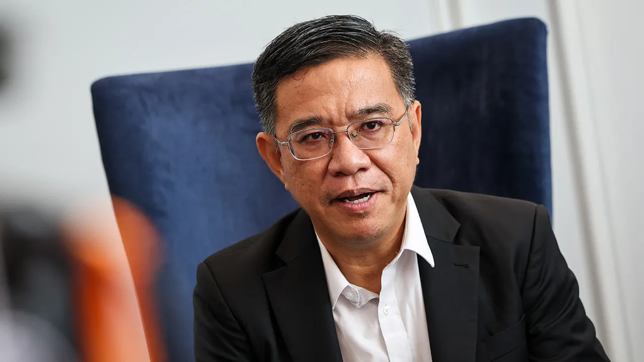 KEPALA BATAS, 5 Mei -- Pengerusi Jawatankuasa Pelancongan dan Ekonomi Kreatif negeri Wong Hon Wai ketika ditemubual pemberita pada Majlis Menandatangani Memorandum Persefahaman (MoU) antara Marriott International dengan Maritime Waterfront Suites Sdn Bhd di Bertam Resort hari ini.  Marriott International menjalin kerjasama dengan Maritime Waterfront Suites Sdn Bhd bagi menukar nama tempat peranginan Bertam Resort kepada The Bertam yang akan membuka lembaran baharu sektor hospitaliti di Seberang Perai, Pulau