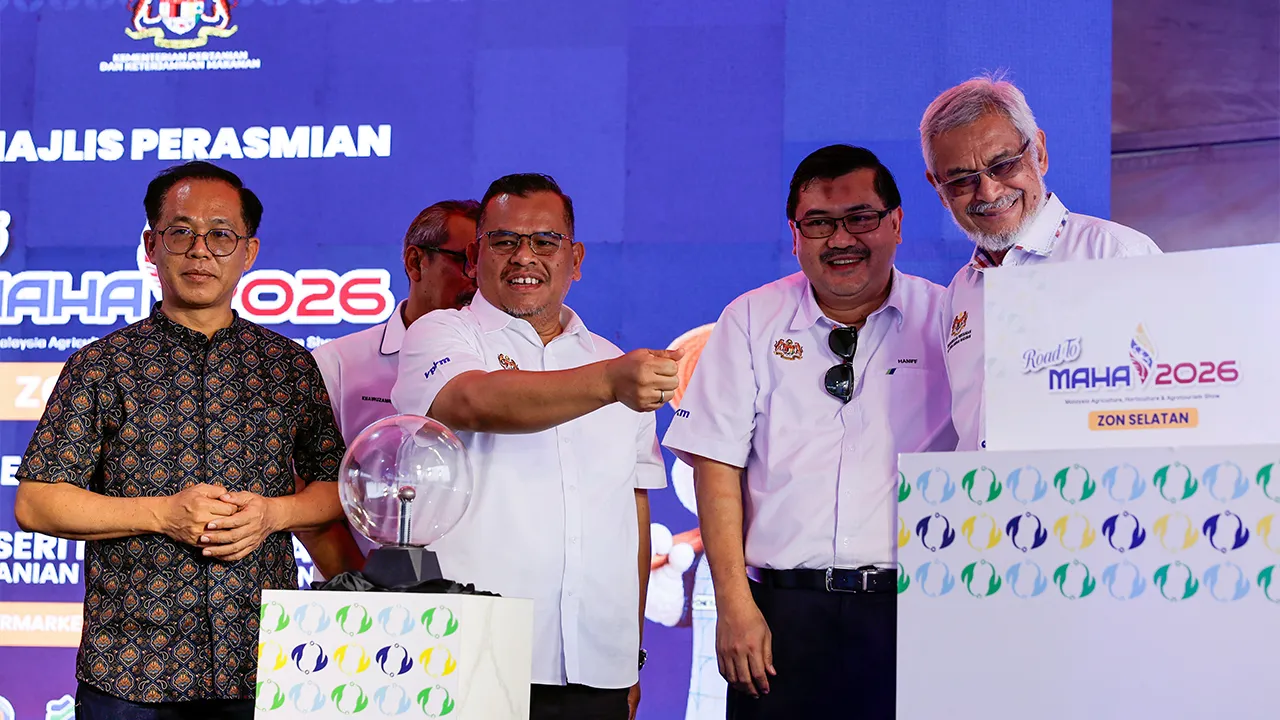 JASIN, 23 Mei -- Setiausaha Politik kepada Menteri Pertanian dan Keterjaminan Makanan Yuhaizad Abdullah (tiga, kanan) semasa menyempurnakan gimik perasmian Road to MAHA 2026 Zon Selatan, hari ini.  Turut hadir Pengerusi Lembaga Kemajuan Pertanian Kemubu (KADA) Khalid Abdul Samad (kanan) dan Timbalan EXCO Kemajuan Desa, Pertanian dan Keterjaminan Makanan Low Chee Leong (kiri)._BERNAMA