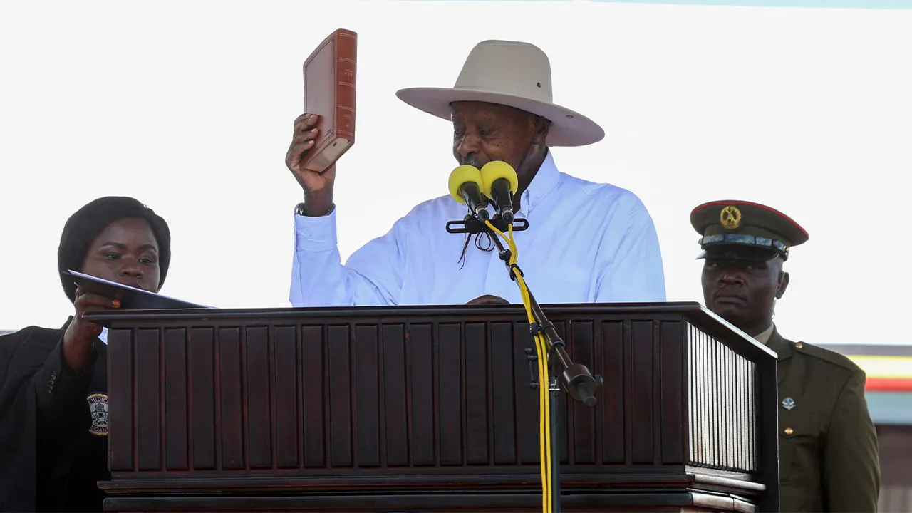 Uganda's President and leader of the ruling National Resistance Movement (NRM) party, Yoweri Museveni, holds up the Bible as he is sworn in after being declared the winner of the country's presidential election, extending his decades-long rule, at the Kololo grounds in Kampala, Uganda May 12, 2026. REUTERS/Michael Muhati TPX IMAGES OF THE DAY