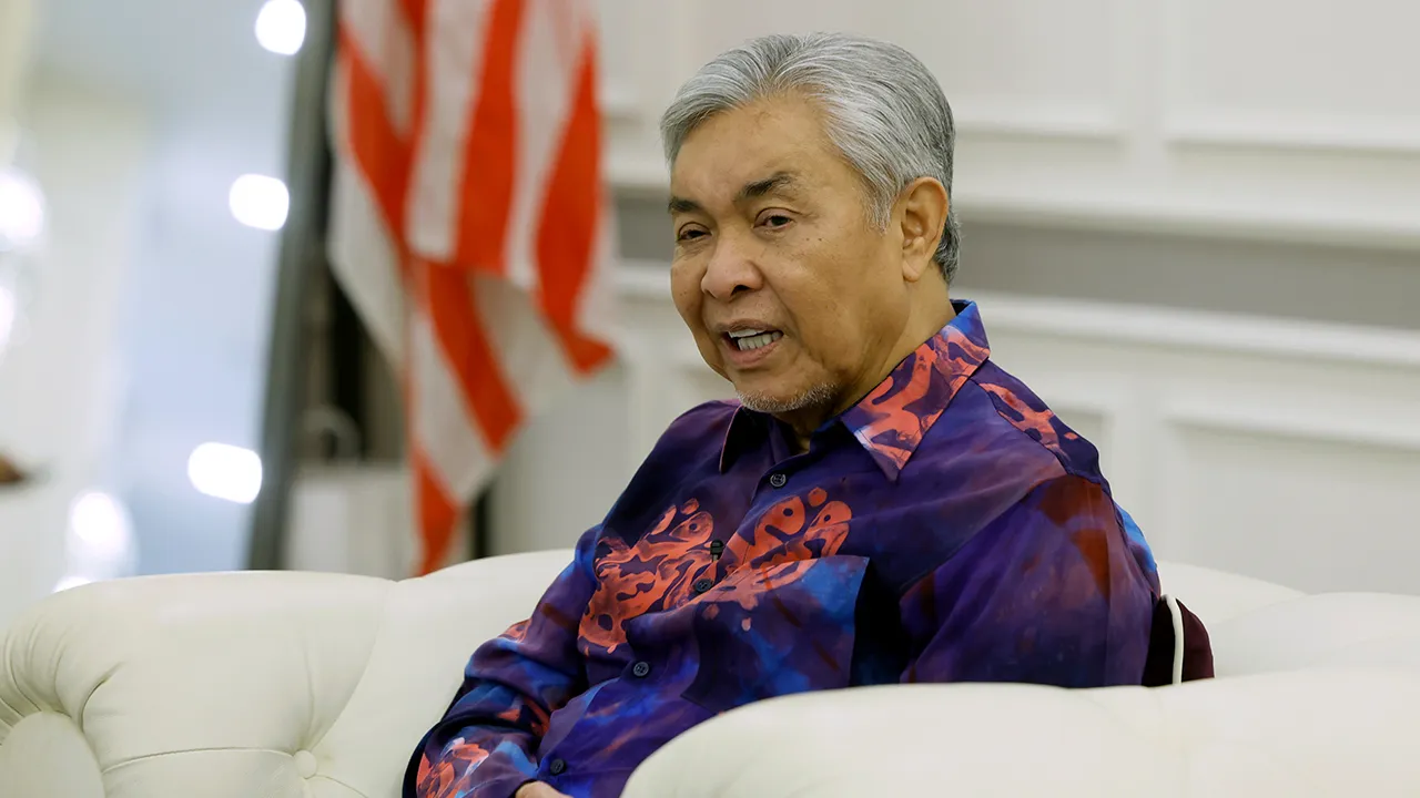 KUALA LUMPUYR, 3 Mei -- Timbalan Perdana Menteri, Datuk Seri Dr Ahmad Zahid Hamidi merangkap Menteri Kemajuan Desa dan Wilayah ditemubual media di Pusat Dagangan Dunia Kuala Lumpur (WTCKL), hari ini.  --fotoBERNAMA (2026) HAK CIPTA TERPELIHARA