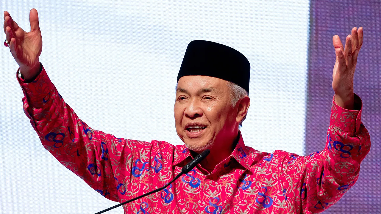 KUALA LUMPUR, 2 Mei -- Presiden UMNO Datuk Seri Dr Ahmad Zahid Hamidi menyampaikan ucapan penuh keyakinan pada Konvensyen 80 Tahun UMNO di Pusat Dagangan Dunia Kuala Lumpur (WTCKL), hari ini, yang mencerminkan semangat serta iltizam untuk memperkukuh perpaduan dan hala tuju parti sempena ulang tahun ke-80 UMNO.  -- fotoBERNAMA (2026) HAK CIPTA TERPELIHARA