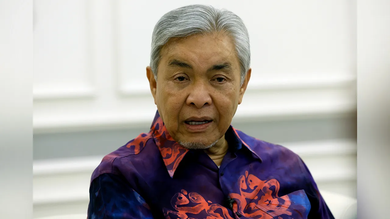 KUALA LUMPUYR, 3 Mei -- Timbalan Perdana Menteri, Datuk Seri Dr Ahmad Zahid Hamidi merangkap Menteri Kemajuan Desa dan Wilayah ditemubual media di Pusat Dagangan Dunia Kuala Lumpur (WTCKL), hari ini.  --fotoBERNAMA (2026) HAK CIPTA TERPELIHARA